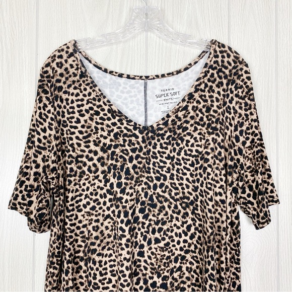 Torrid | Leopard Print Super Soft V-Neck T-Shirt Size 1X - Picture 3 of 13